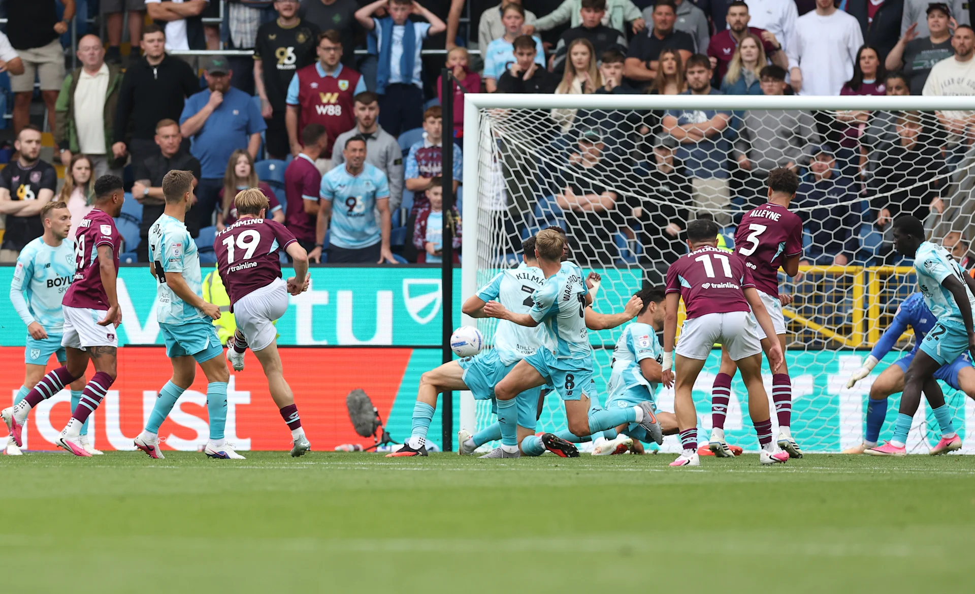 Flemming remata para el 2-2 del Burnley ante el West Ham