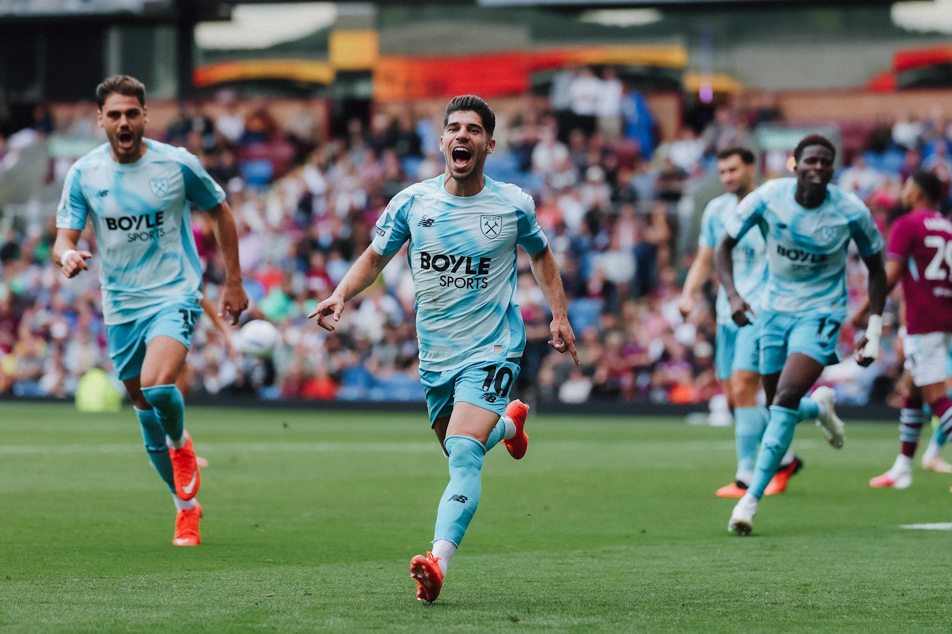 Manor Solomon celebra su gol del West Ham ante el Burnley
