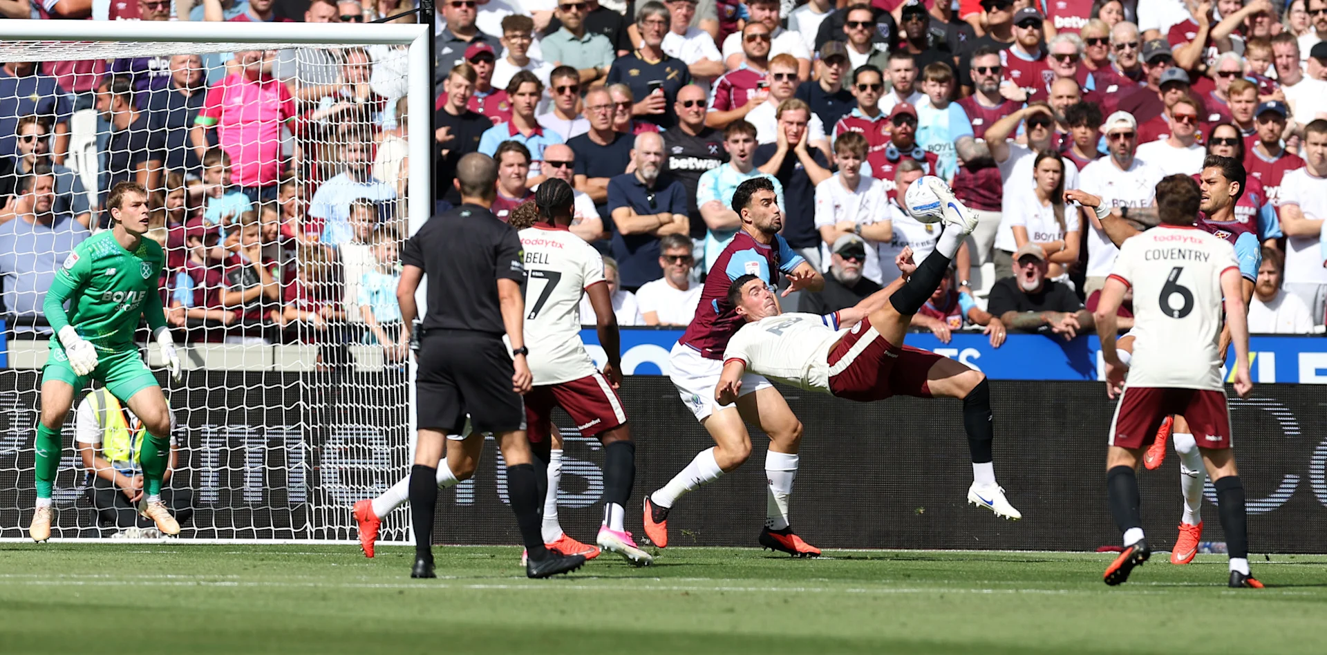 Jones anota de chilena el primer gol del Charlton ante el West Ham en el London Stadium