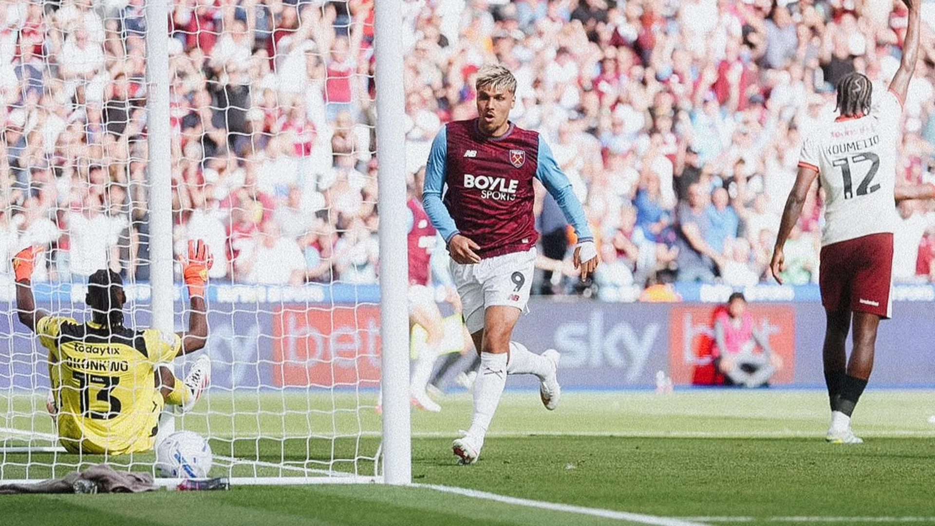 Joël Piroe celebra su primer gol con el West Ham ante el Charlton